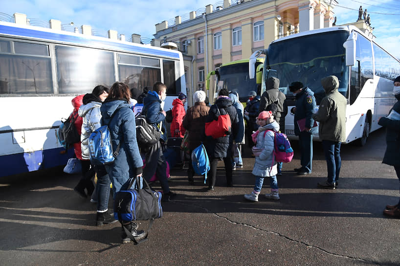 Погрузка беженцев в автобусы возле вокзала Воронеж-1