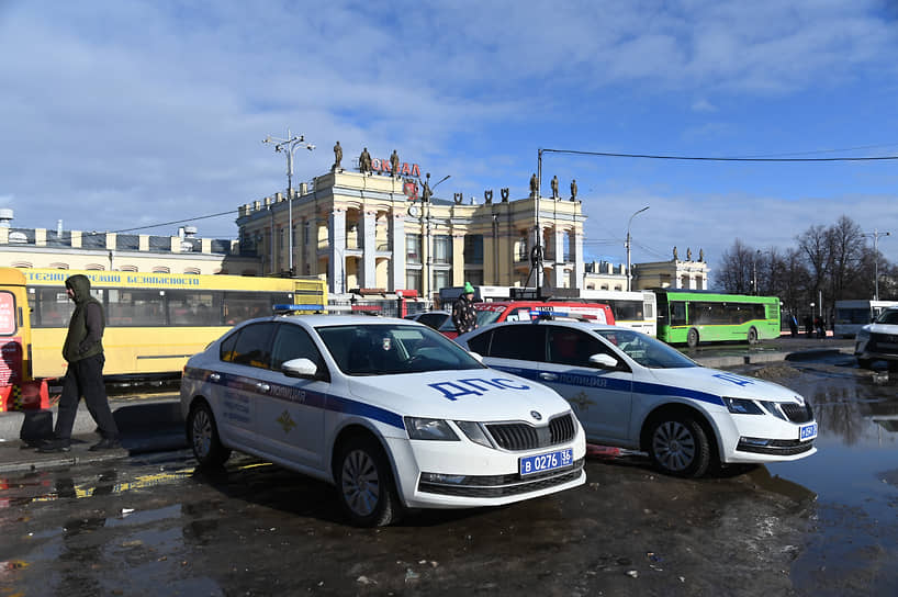 С утра 20 февраля на подъездах к главному железнодорожному вокзалу Воронежа дежурили сотрудники ГИБДД. Они не позволяли парковать автотранспорт на привокзальной площади