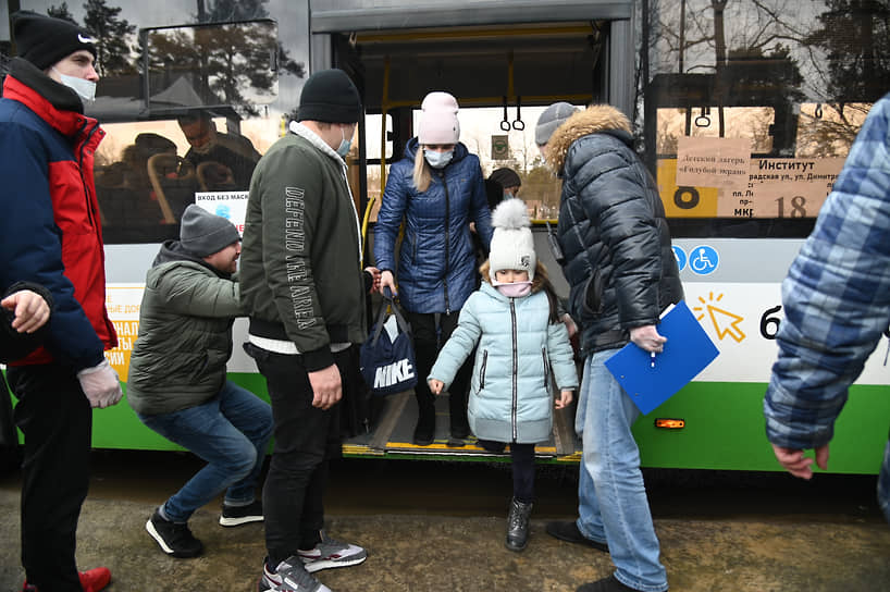 Прибытие эвакуированных жителей Донбасса в детский лагерь «Голубой экран» в Воронеже