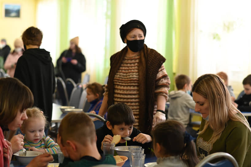 Завтрак прибывших в «Голубой экран» беженцев с Донбасса