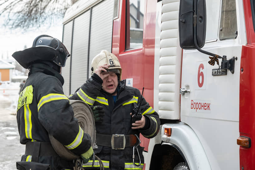 В ГУ МЧС по Воронежской области уточнили, что из-за взрыва газо-воздушной смеси обрушились перекрытия между третьим и четвертым этажами на площади порядка 20 кв. м, наблюдалось горение на 120 кв. м