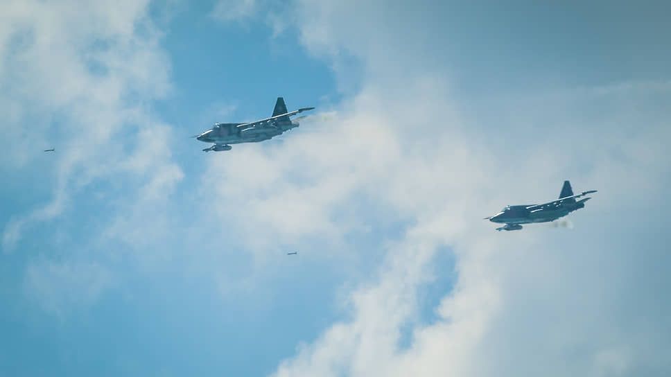 Штурмовики Су-25 наносят удары по наземным целям на воронежском полигоне «Погоново», 2013 год