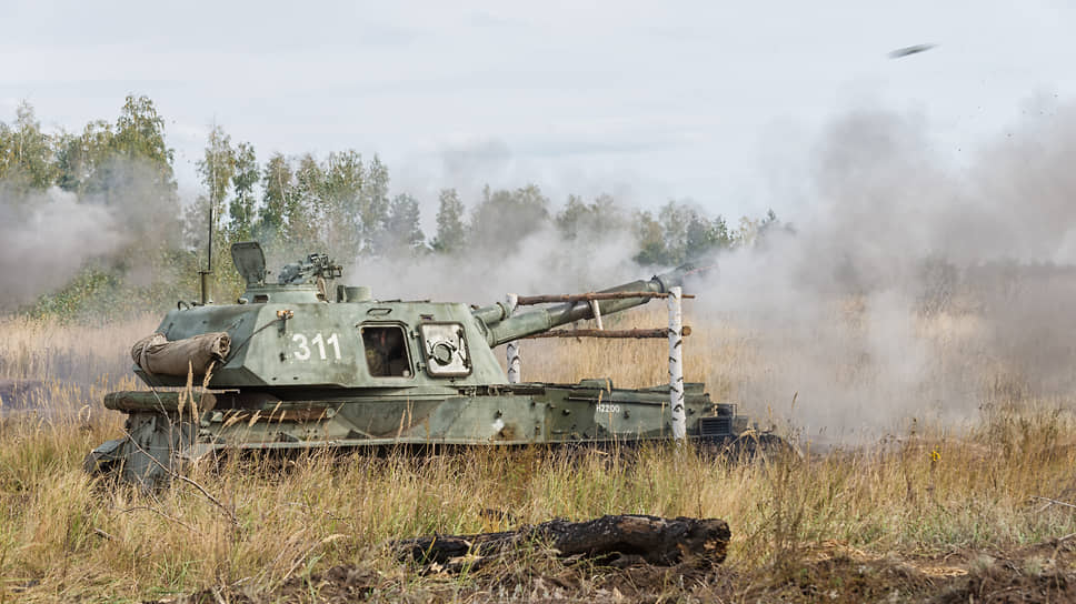 152-мм самоходная дивизионная гаубица «Акация» ведет огонь в ходе батальонных тактических учений под Воронежем. 2016 год