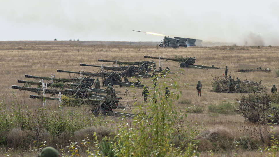 152-мм гаубицы «Мста-Б» (на переднем плане) и реактивная система залпового огня «Град» в ходе учений под Воронежем. 2016 год
