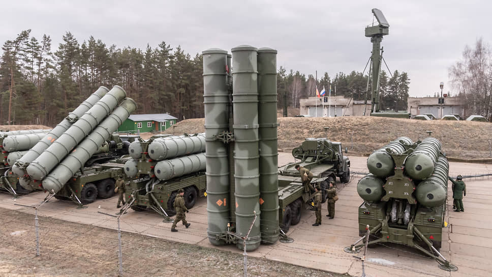 Зенитно-ракетный комплекс С-300ПМ-2 «Фаворит» в ходе учений в одном из регионов Черноземья. 2019 год