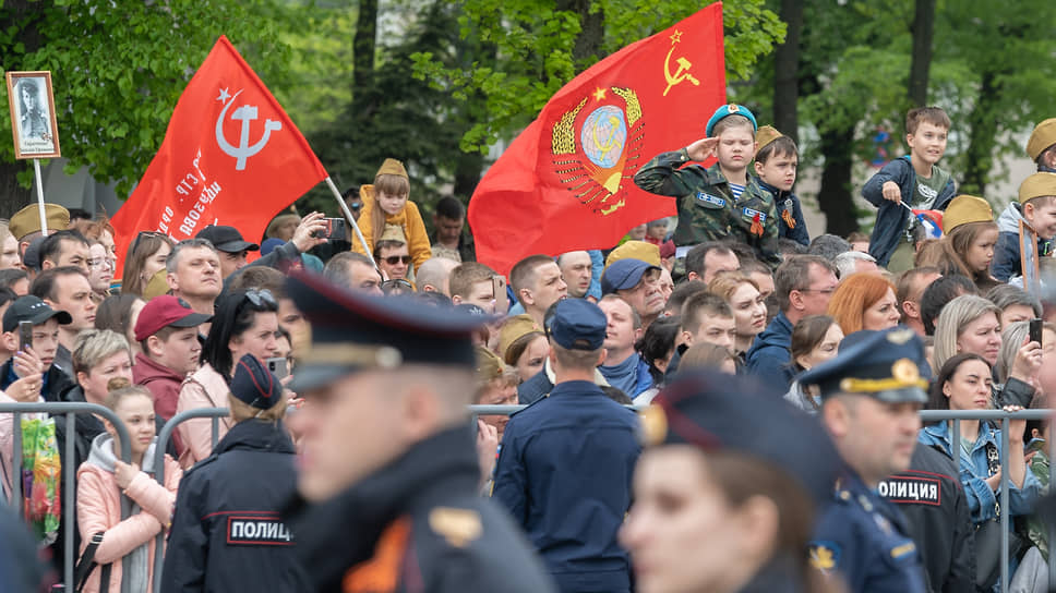 Зрители на площади Ленина в Воронеже