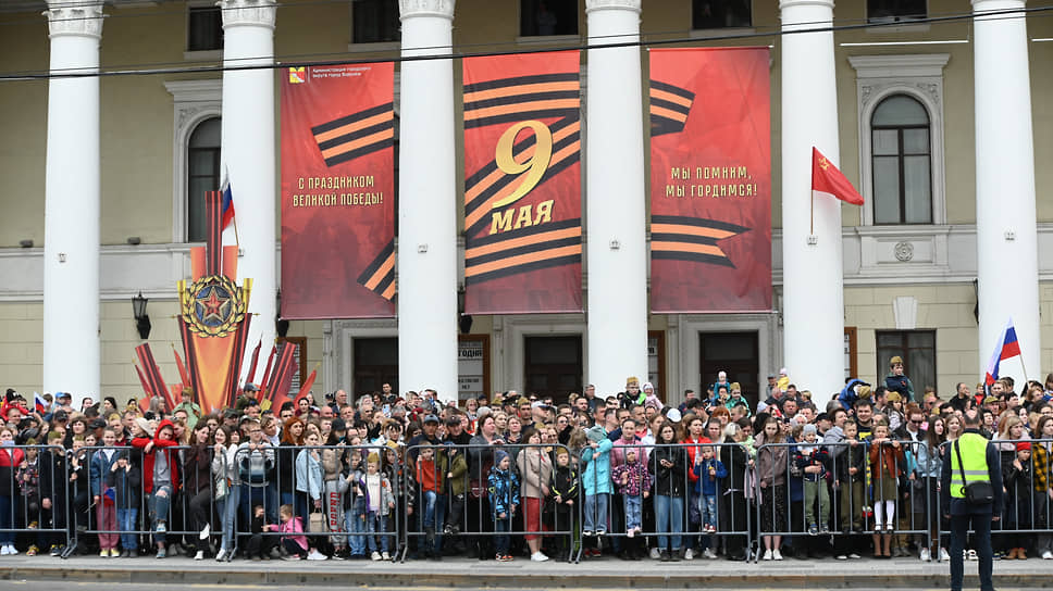 Символ спецоперации на воронежском театре оперы и балета на площади Ленина