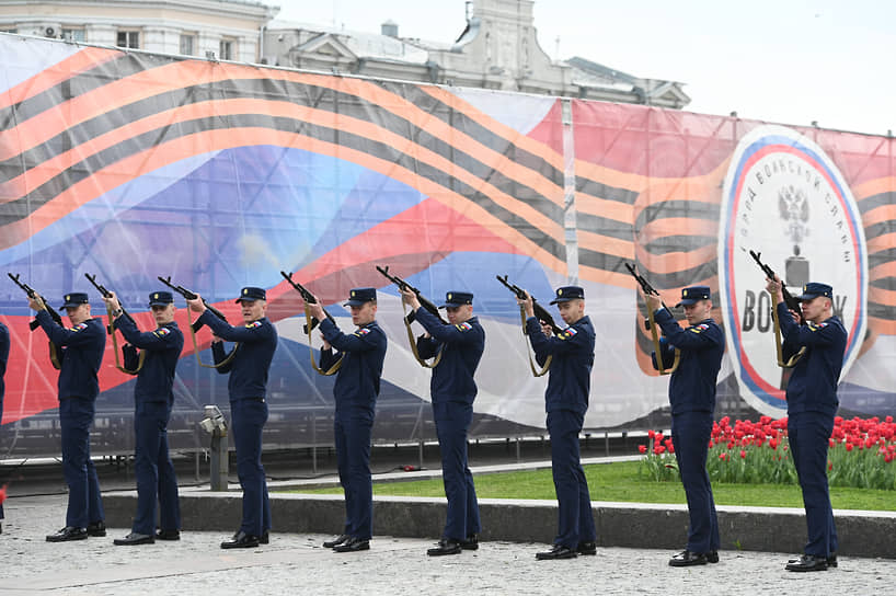 Салют в ходе исполнения государственного гимна России