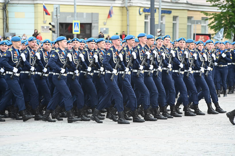 Прохождение парадных расчетов офицеров и курсантов воронежской Военно-воздушной академии