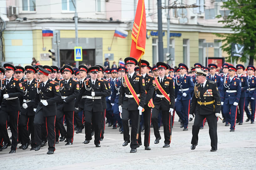 Офицеры и курсанты на площади Ленина