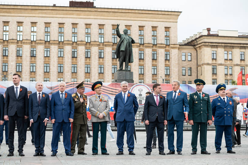 Руководители органов власти Воронежской области и высокопоставленные военные наблюдают за прохождением колонны «Бессмертного полка»