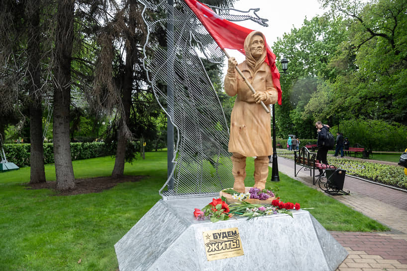 Деревянная скульптура бабушки с красным знаменем, ставшей известной во время специальной операции на Украине
