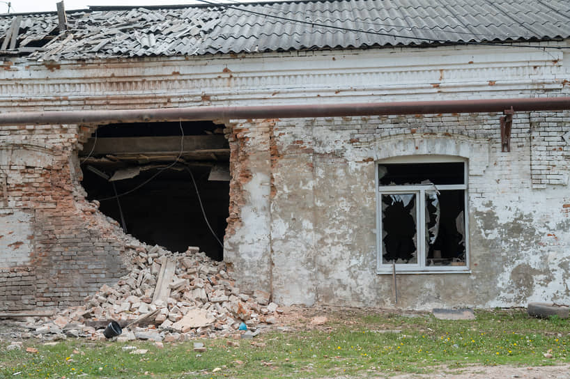 Одно из зданий Теткинского сахарного завода после артиллерийского обстрела
