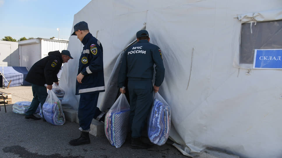 Сотрудники МЧС России доставляют постельное белье для беженцев.