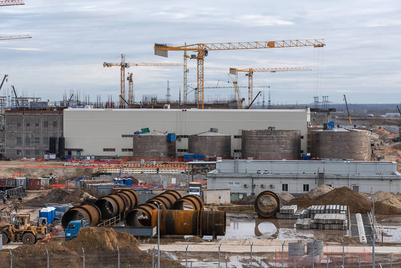 По данным «Совета рынка» (регулятор энергорынков) на август 2022 года, первый энергоблок Курской АЭС-2 должен быть введен в эксплуатацию в 2026 году, второй — в 2028-м. Между тем в 2013 году сроком пуска первого энергоблока назывался 2020 год, второго — 2023-й, третьего и четвертого — 2026-й и 2028-й. Затем даты неоднократно сдвигались. 