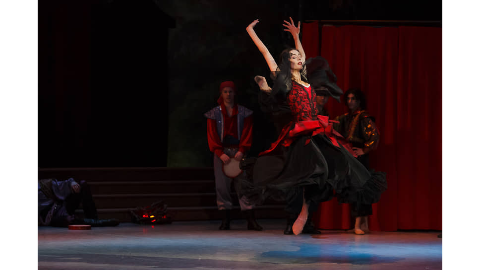В балет хореограф добавил собственноручно поставленную картину «Цыганская сюита», так как в Воронеже нашли артисты, подходящие по типажу в придуманные им роли