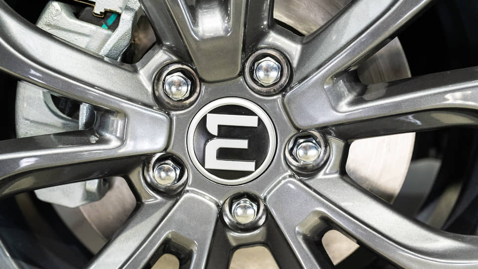 На фото: колесные диски электромобиля Evolute I-Joy…