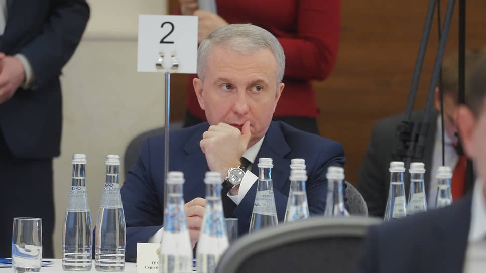 В ходе дискуссии господин Гусев обсуждал повестку со своим заместителем Сергеем Трухачевым (на фото)

