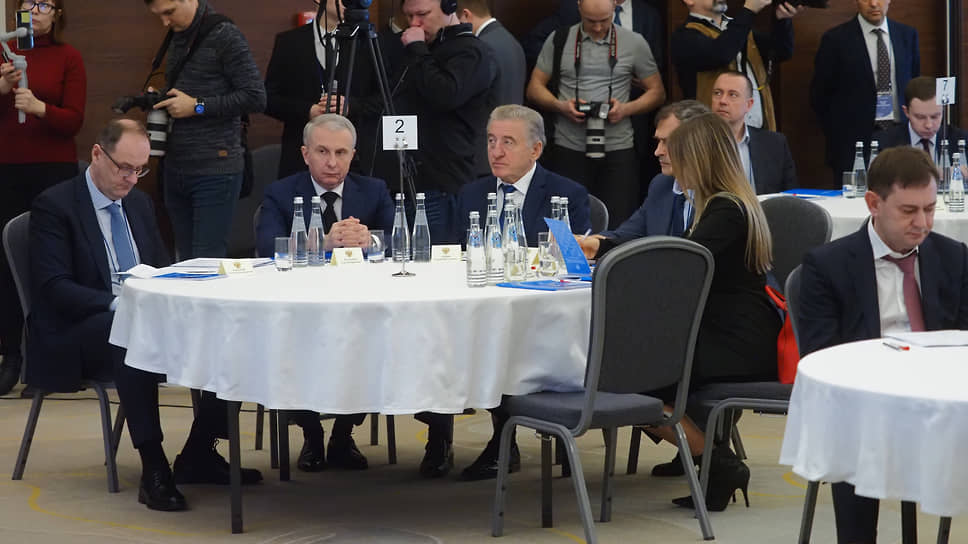 ... и сенатор от Воронежской области Сергей Лукин (на фото третий слева). Основанный им холдинг ДСК владеет Marriott в городе