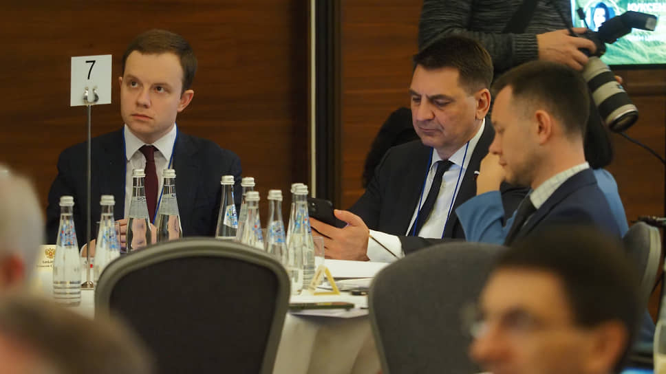 В некотором отдалении за круглым столом находился и депутат Госдумы Андрей Марков (на фото второй слева)