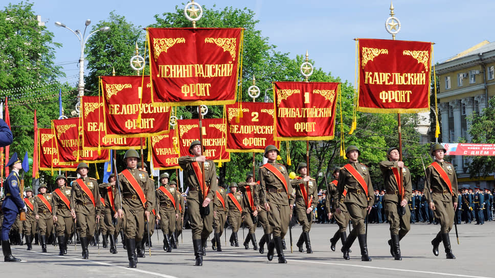 Курсанты в форме солдат Красной армии на площади Ленина в Воронеже
