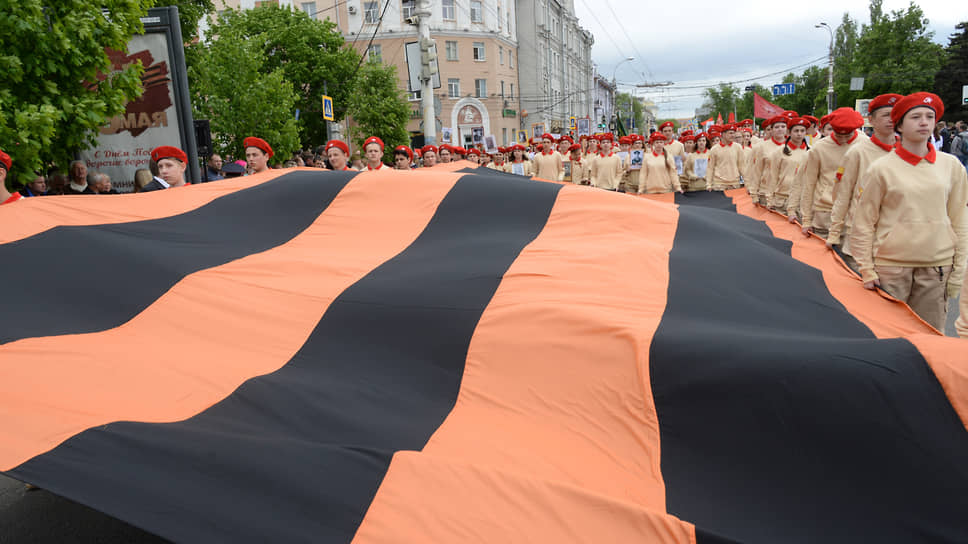 Во время акции «Бессмертный полк» в 2017 году по улицам пронесли огромную Георгиевскую ленту     