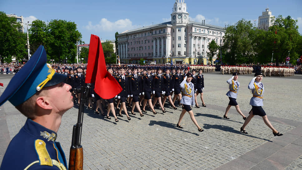 В том же году в параде приняли участие «женские» колонны курсантов   