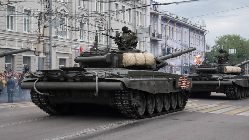 Танки Т-72Б3, прошедшие по центру города в 2019-м, оставили неизгладимый след в сердцах местных чиновников, особенно отвечающих за качество дорожного полотна   