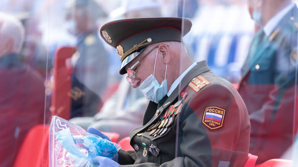 Во время парада Победы в 2020 году на площади Ленина ветеранам обязательно выдавали медицинские маски и перчатки  