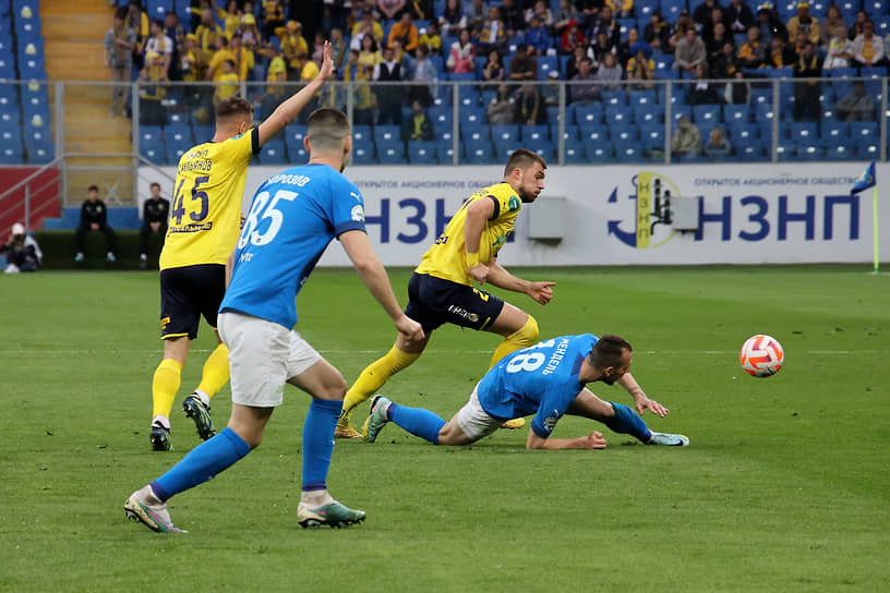 Вадим Евсеев выбрал на выездной матч с одним из лучших клубов чемпионата довольно смелую тактику, которую его футболисты эффективно воплощали в жизнь