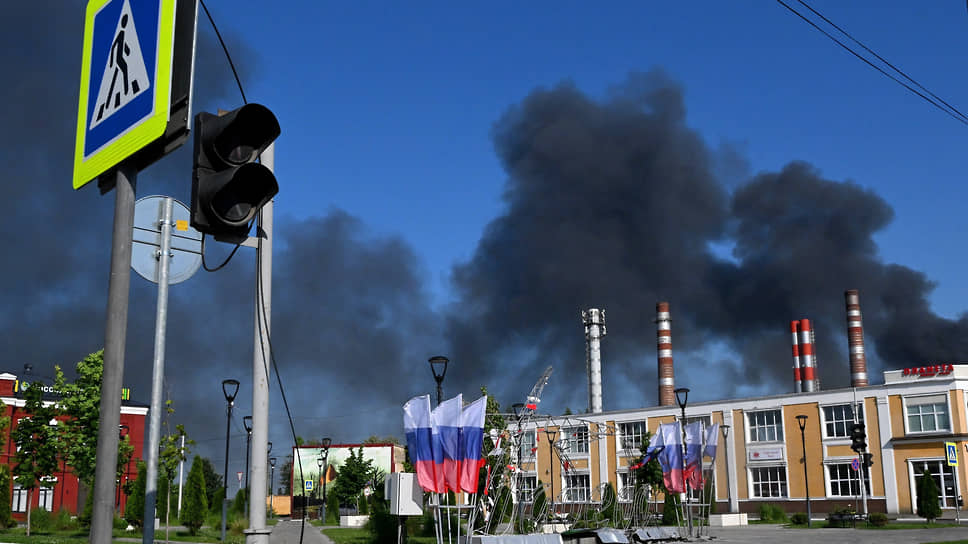 Утром 1 июня российские военные остановили атаку 135 украинцев в направлении Шебекина. На фото: дым от пожаров в городе