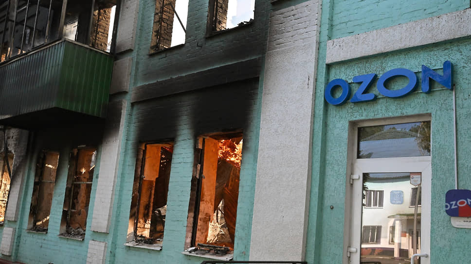 Пострадавший от огня в жилом доме пункт выдачи маркетплейса Ozon