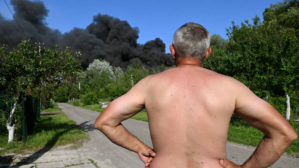 Мужчина наблюдает за последствиями одного из обстрелов Шебекина 2 июня