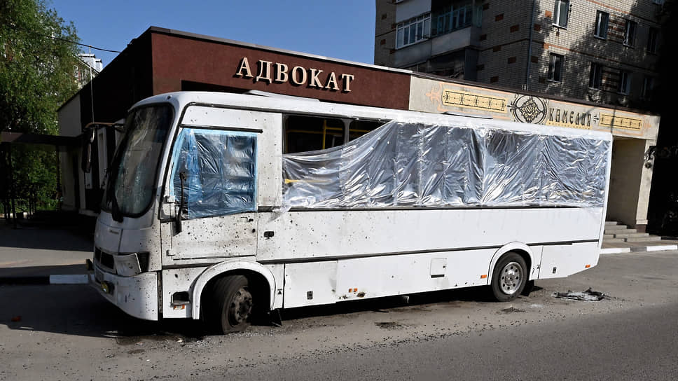 Власти Белгородской области попросили жителей Шебекинского округа, которые выехали за пределы региона, позвонить им и зарегистрироваться. На фото: пострадавший от обстрела пассажирский автобус в Шебекино
