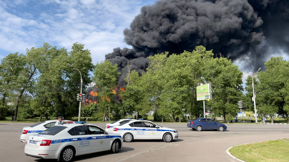 На южном въезде в Воронеж во время прохода через регион сил ЧВК «Вагнер» произошел взрыв и начался сильный пожар на нефтебазе на улице Димитрова 