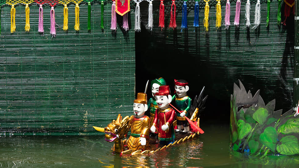 На открытом воздухе прошли несколько показов традиционного кукольного спектакля на воде от вьетнамского театра «Тханг Лонг». Эти гастроли также организованы в сотрудничестве с Чеховским фестивалем