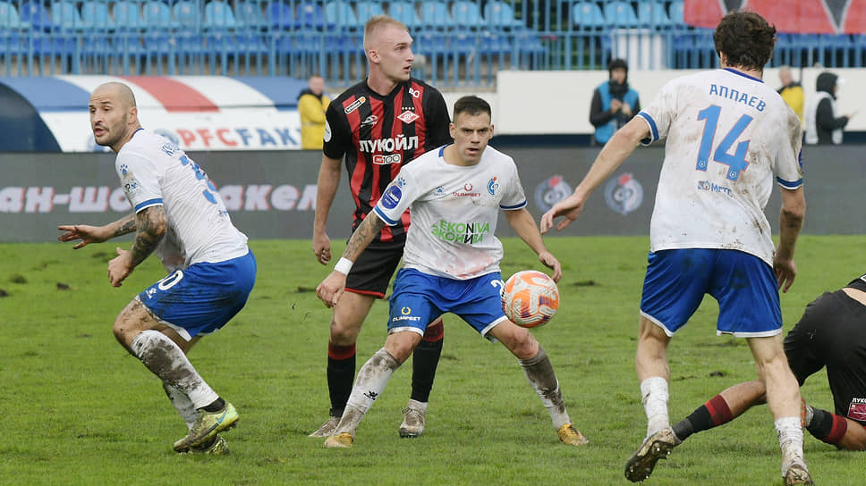 Лучшим игроком был признан защитник «Факела» Руслан Магаль (в центре), который также активно подключался к атакам клуба