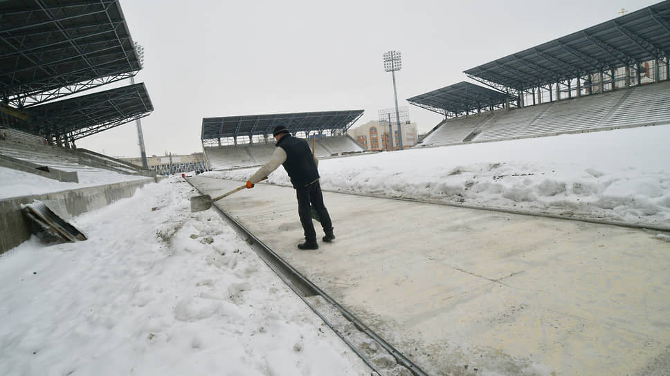 Обновленный стадион появится на месте небольшой старой арены на улице Маршака. На фото — вид на северную (в центре) и восточную (справа) трибуны