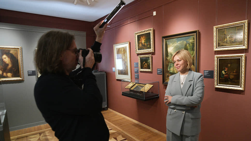 Обновление зала позволило увеличить количество выставляемых картин более чем вдвое — ранее в этом помещении был 21 экспонат