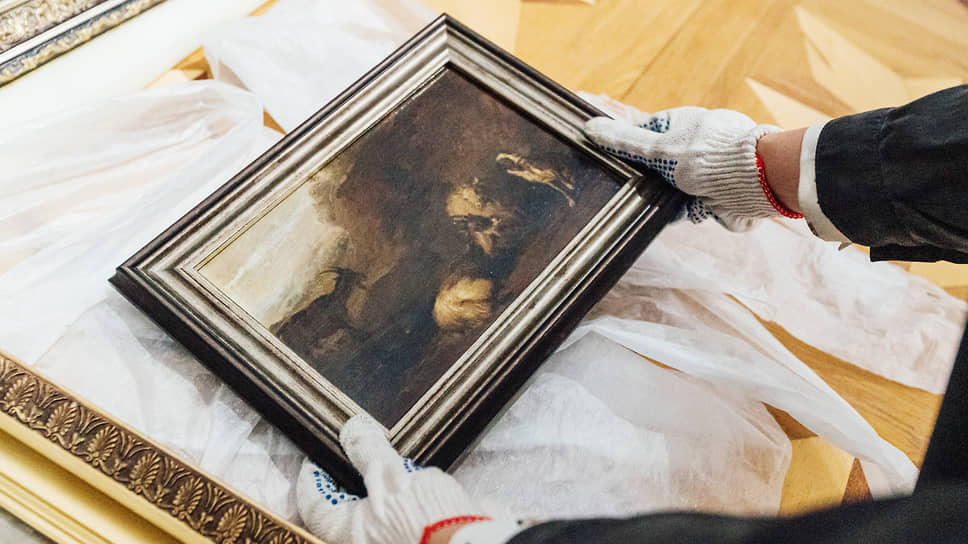 Сотрудники музея готовят картины к развеске в обновленной экспозиции