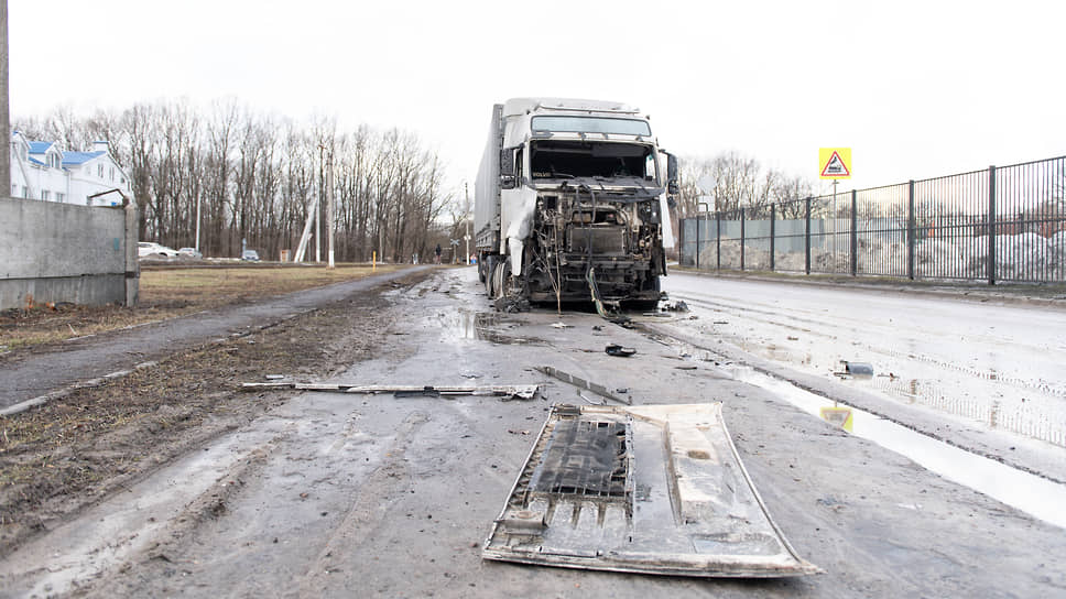 Утром 8 февраля губернатор Вячеслав Гладков опубликовал уточненную информацию: повреждения выявлены в 54 квартирах пяти многоквартирных домов, девяти частных домах и 11 хозсубъектах. Также повреждены 36 автомобилей