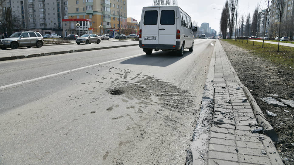 Улица Щорса в Белгороде. След от разрыва фрагмента реактивного снаряда утром 21 марта
