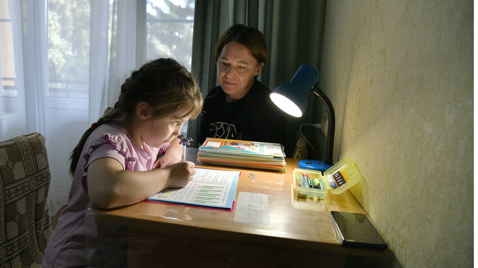 Анна Попова с дочерью делают домашнее задание