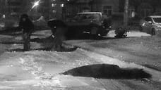 В Ярославле асфальт на дороге к новым яслям уложили в снег