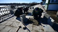 На Волжской набережной в Ярославле устраняют провалы плитки