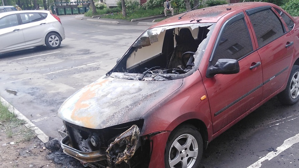 Сгоревший автомобиль врача Даниловской ЦРБ