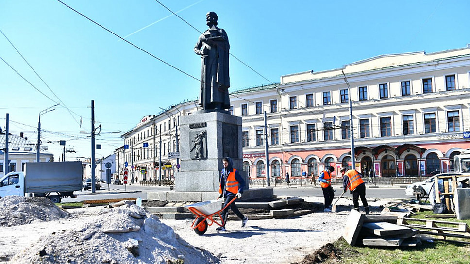 В Ярославле заменят тротуарную плитку на площади Богоявления ...