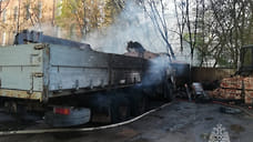 В Ярославле на Перекопе сгорели два автомобиля и погрузчик