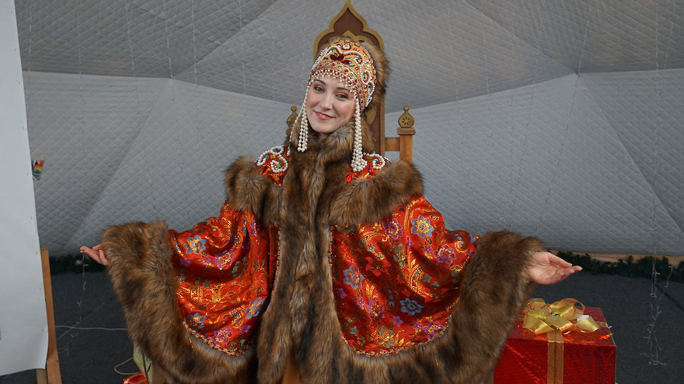 Победительница конкурса «Сударыня Масленица-2019» Анастасия Саханова встречает гостей Главной масленицы страны