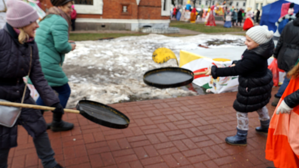Жонглирование блинами в «Разгуляй посаде» на улице Андропова